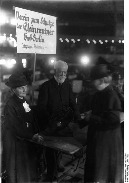 Verarmte Kleinrentner verkaufen Familienerbstücke bei einer Ausstellung im Berliner Sportpalast (1923)